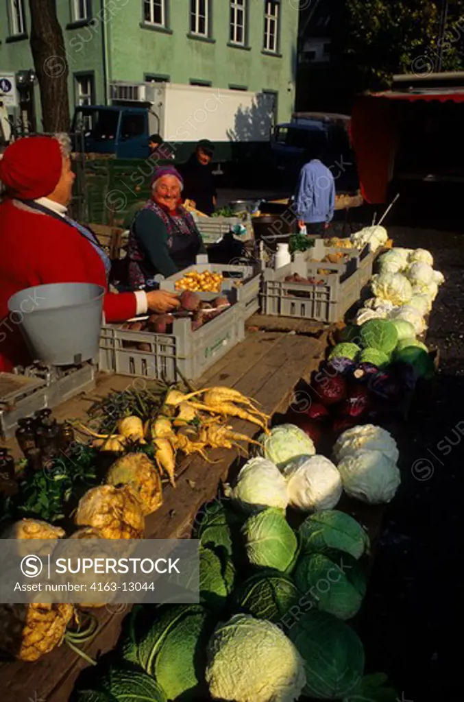 GERMANY, NEUSS, FARMER'S MARKET, CABBAGES