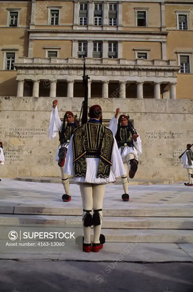 GREECE, ATHENS, TOMB OF THE UNKNOWN SOLDIER, CHANGING OF THE GUARD CEREMONY