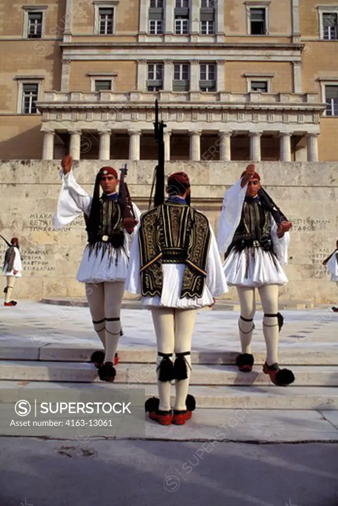 GREECE, ATHENS, TOMB OF THE UNKNOWN SOLDIER, CHANGING OF THE GUARD CEREMONY