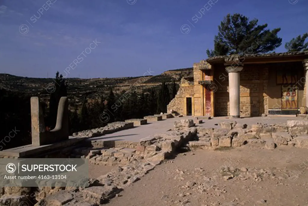 GREECE, CRETE, HERAKLEON, PALACE OF KNOSSOS, SOUTH PROPYLON, LIMESTONE HORNS