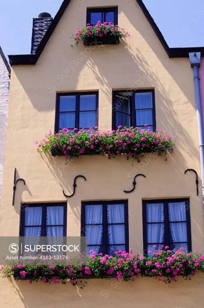 GERMANY, COLOGNE, OLD CITY, QUARTER OF ST. MARTIN, DETAIL OF OLD HOUSE, WINDOWS WITH GERANIUM FLOWER BOXES