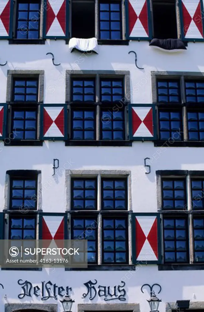GERMANY, COLOGNE, OLD CITY, DETAIL OF OLD DELFTER HOUSE, WINDOWS
