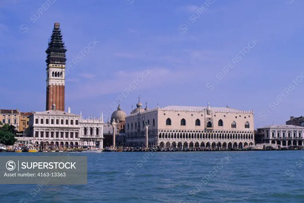 ITALY, VENICE, VIEW OF SAN MARCO AND DOGES PALACE