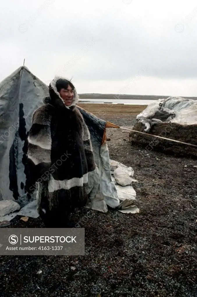 CANADA, NWT, HUDSON BAY, SO. HAMPTON IS., NATIVE PT, TRADITIONAL INUIT SUMMER HUNTING CAMP