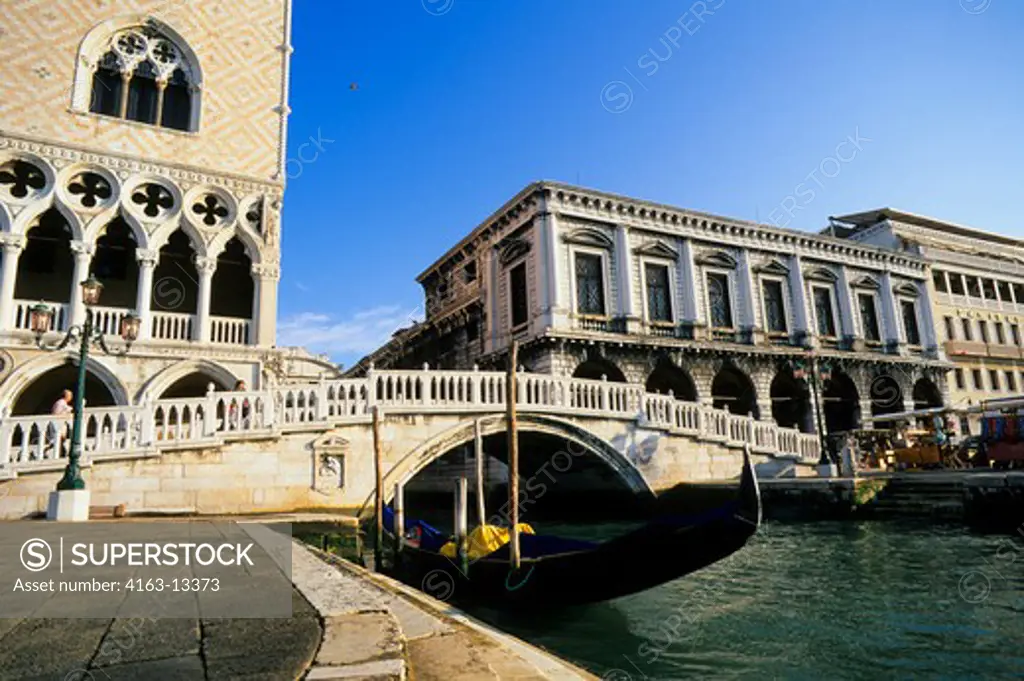 ITALY, VENICE, DOGES PALACE, PAGLIA BRIDGE WITH GONDOLA
