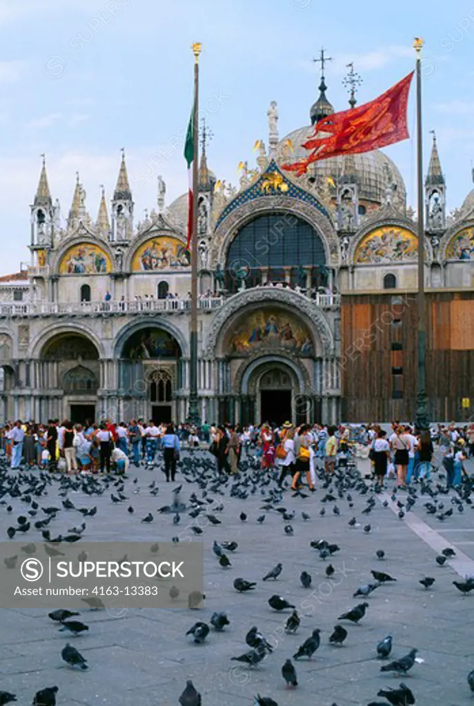 ITALY, VENICE, PIAZZA SAN MARCO, BASILICA OF SAN MARCO IN MARCO, PIGEONS