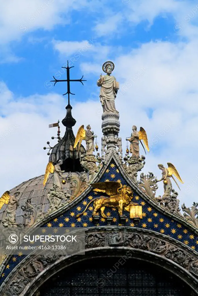 ITALY, VENICE, PIAZZA SAN MARCO, BASILICA OF SAN MARCO, STATUES ON ROOF