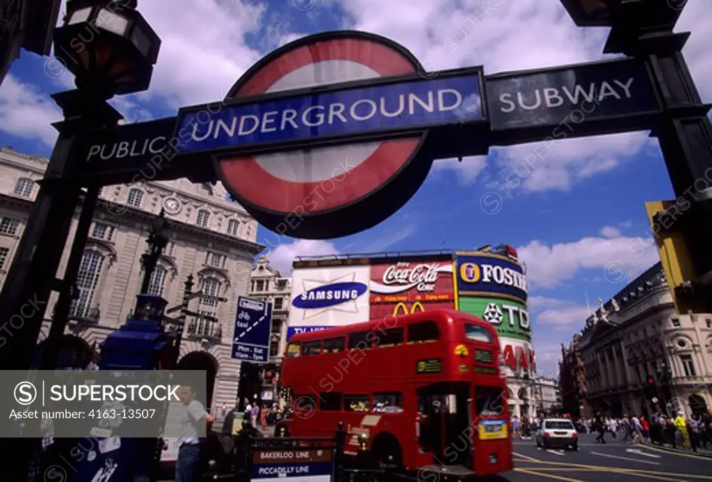 ENGLAND, LONDON, PICCADILLY CIRCUS, SUBWAY STATION AND ADVERTISEMENTS