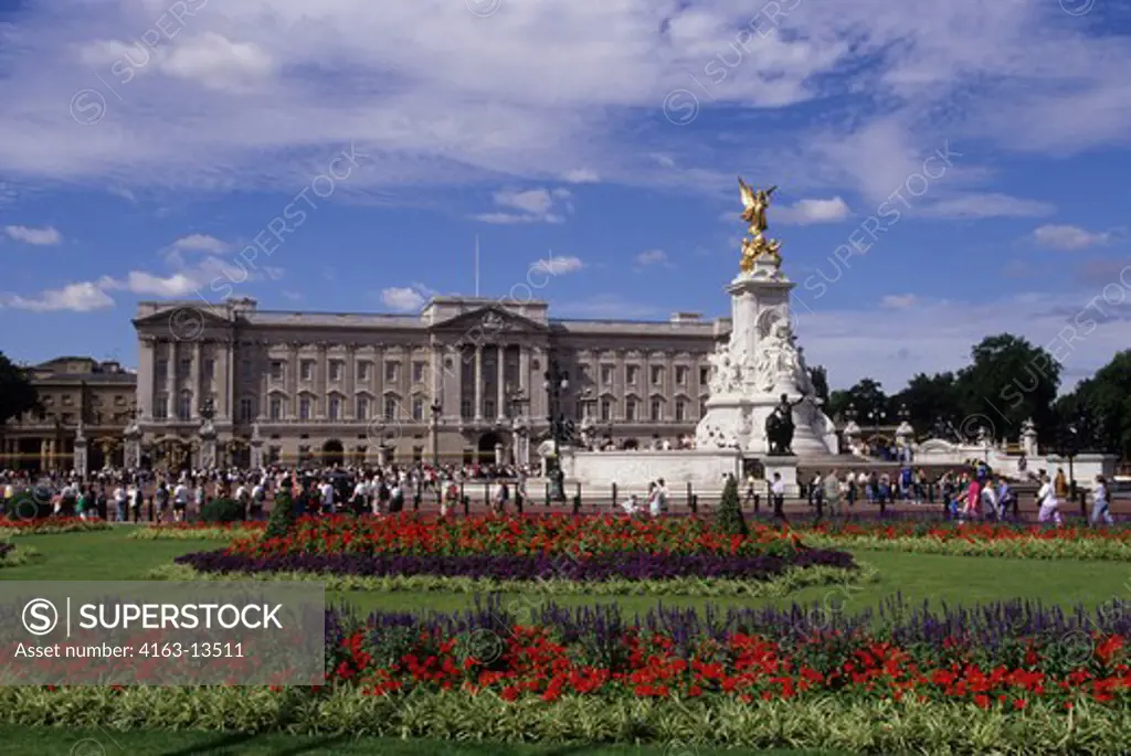 ENGLAND, LONDON, BUCKINGHAM PALACE, QUEEN VICTORIA MEMORIAL IN FOREGROUND