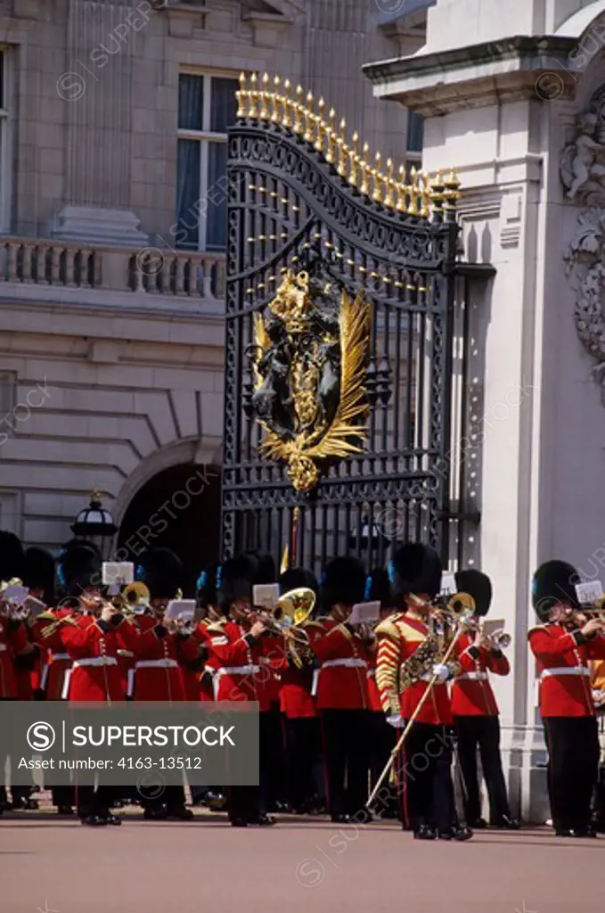 ENGLAND, LONDON, BUCKINGHAM PALACE, CHANGING OF THE GUARD CEREMONY, MARCHING BAND