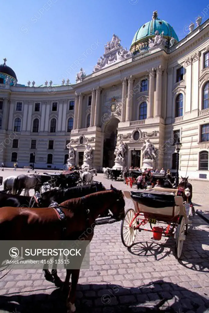 AUSTRIA, VIENNA, MICHAELER SQUARE, HOFBURG, FIAKER, HORSE CARRIAGE
