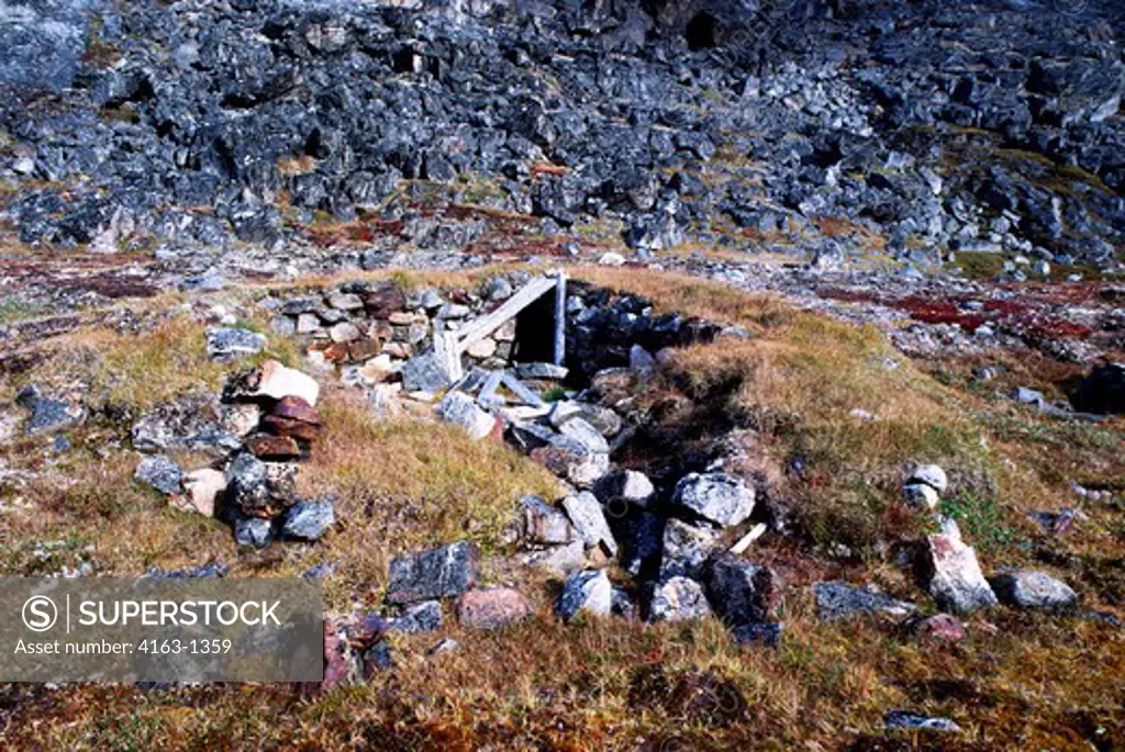 CANADA, NUNAVUT, HUDSON BAY, DIGGES ISLAND, ERIK COVE, OLD HUDSON'S BAY OUTPOST, THULE HOUSE SITE REMAINS