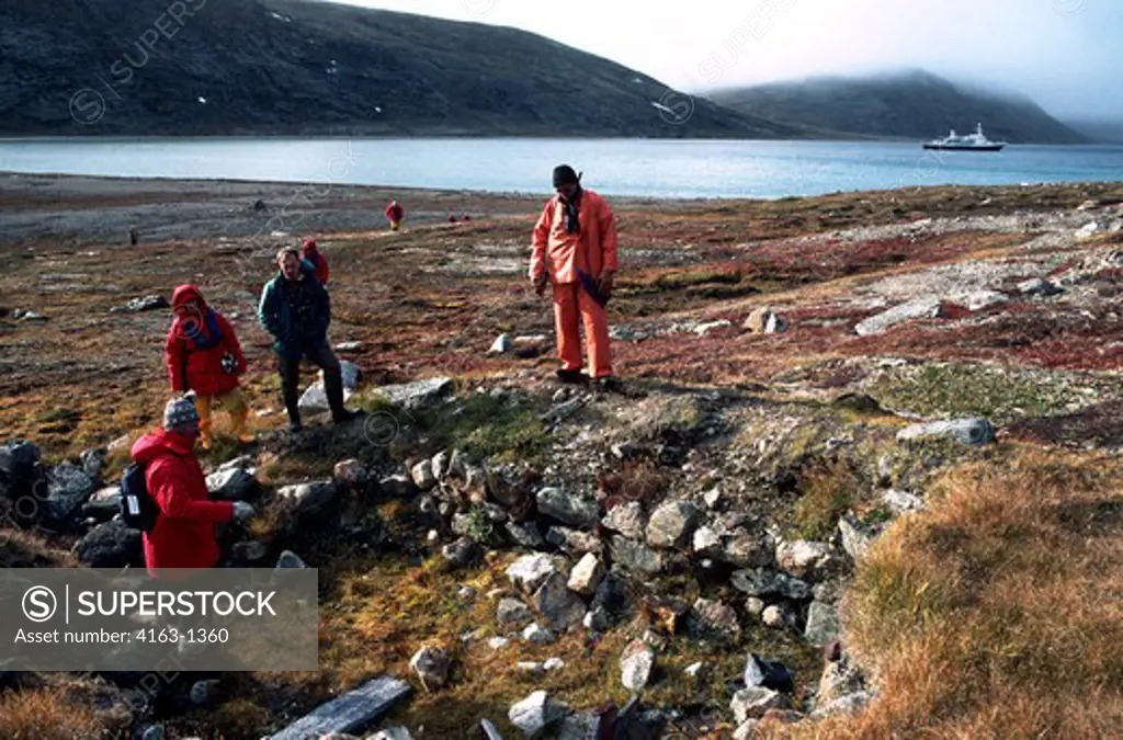CANADA, NUNAVUT, HUDSON BAY, DIGGES ISLAND, ERIK COVE, OLD HUDSON'S BAY OUTPOST, THULE HOUSE SITE REMAINS