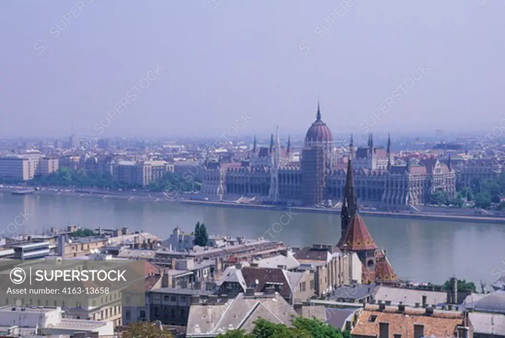 HUNGARY, BUDAPEST, BUDA, FISHERMEN'S BASTION, VIEW OF DANUBE RIVER AND PARLIAMENT BUILDING