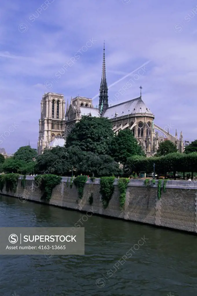FRANCE, PARIS, SEINE RIVER, VIEW OF NOTRE-DAME CATHEDRAL