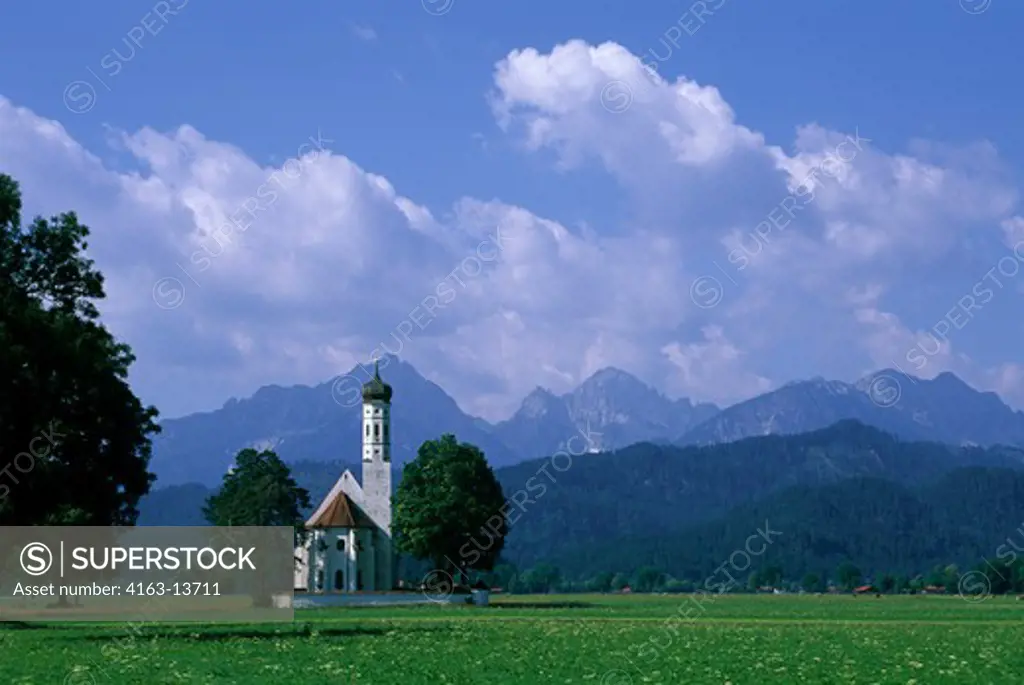 GERMANY, BAVARIA, NEAR FUSSEN, ST. KOLOMAN CHURCH, ALP MOUNTAINS IN BACKGROUND