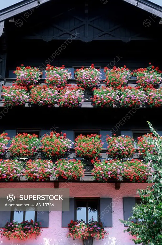 GERMANY, BAVARIA, OBERAMMERGAU, HOUSE WITH FLOWER BOXES, GERANIUMS