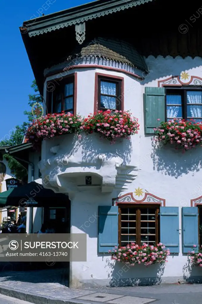 GERMANY, BAVARIA, OBERAMMERGAU, HOUSE WITH FLOWER BOXES, GERANIUMS