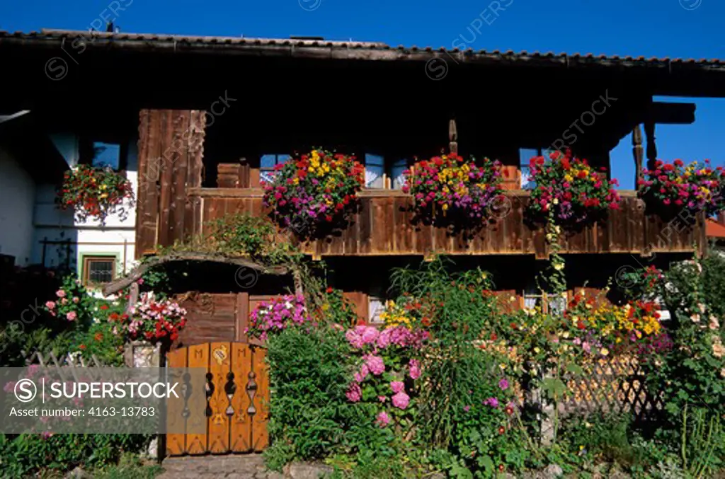 GERMANY, BAVARIA, STARNBERGER SEE (LAKE), BERNRIED, OLD WOODEN HOUSE, BUILT 1685, FLOWERS