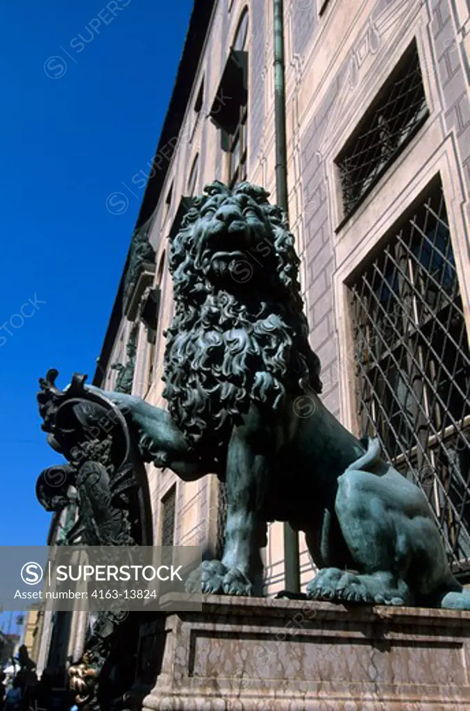 GERMANY, BAVARIA, MUNICH, RESIDENCE, ANCESTRAL SEAT OF THE WITTELSBACHS FAMILY, LION STATUE
