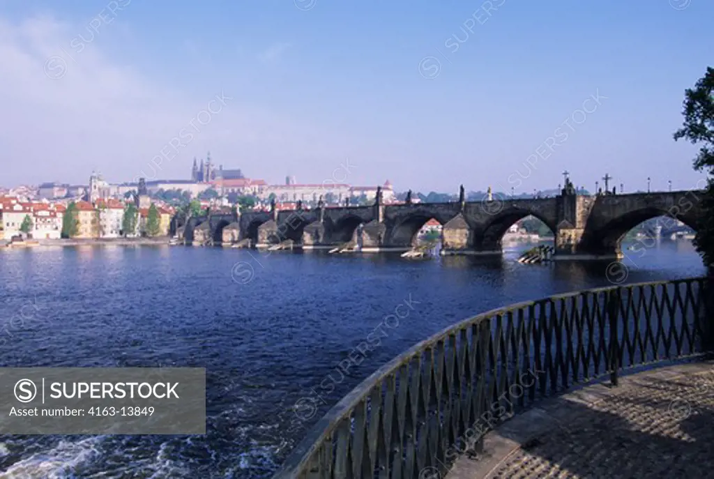 CZECH REPUBLIC, PRAGUE, VIEW OF CHARLES BRIDGE AND PRAGUE CASTLE, VLTAVA RIVER
