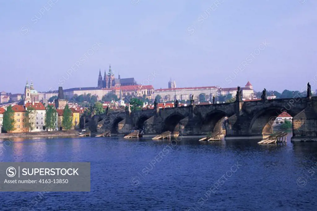 CZECH REPUBLIC, PRAGUE, VIEW OF CHARLES BRIDGE AND PRAGUE CASTLE, VLTAVA RIVER