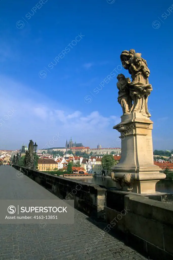 CZECH REPUBLIC, PRAGUE, CHARLES BRIDGE AND PRAGUE CASTLE