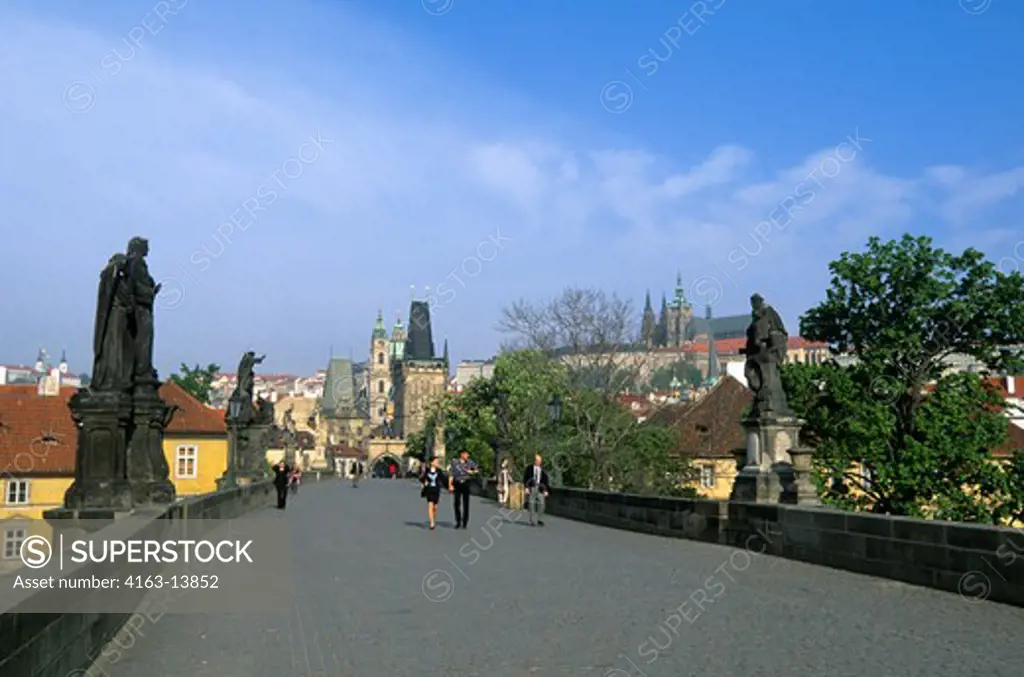 CZECH REPUBLIC, PRAGUE, CHARLES BRIDGE WITH PRAGUE CASTLE IN BACKGROUND