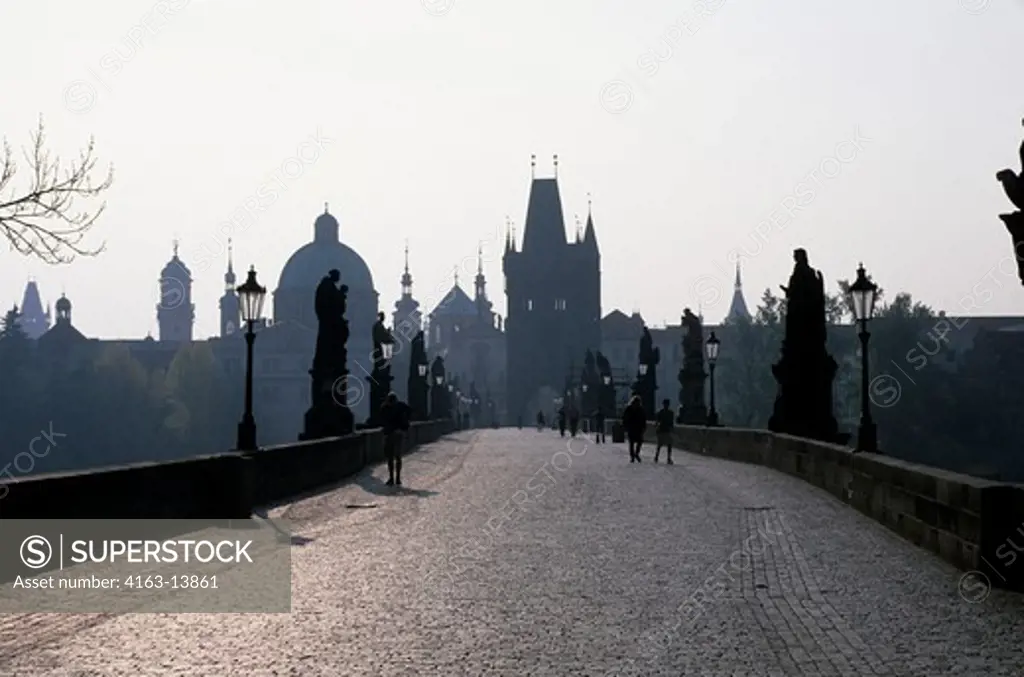 CZECH REPUBLIC, PRAGUE, CHARLES BRIDGE, VIEW OF OLD TOWN BRIDGE TOWER