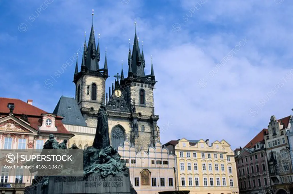 CZECH REPUBLIC, PRAGUE, OLD TOWN SQUARE WITH GOTHIC CHURCH OF OUR LADY BEFORE TYN