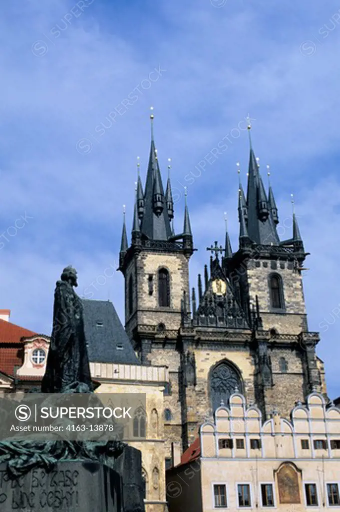 CZECH REPUBLIC, PRAGUE, OLD TOWN SQUARE WITH GOTHIC CHURCH OF OUR LADY BEFORE TYN, JOHN HUSS MEMORIAL