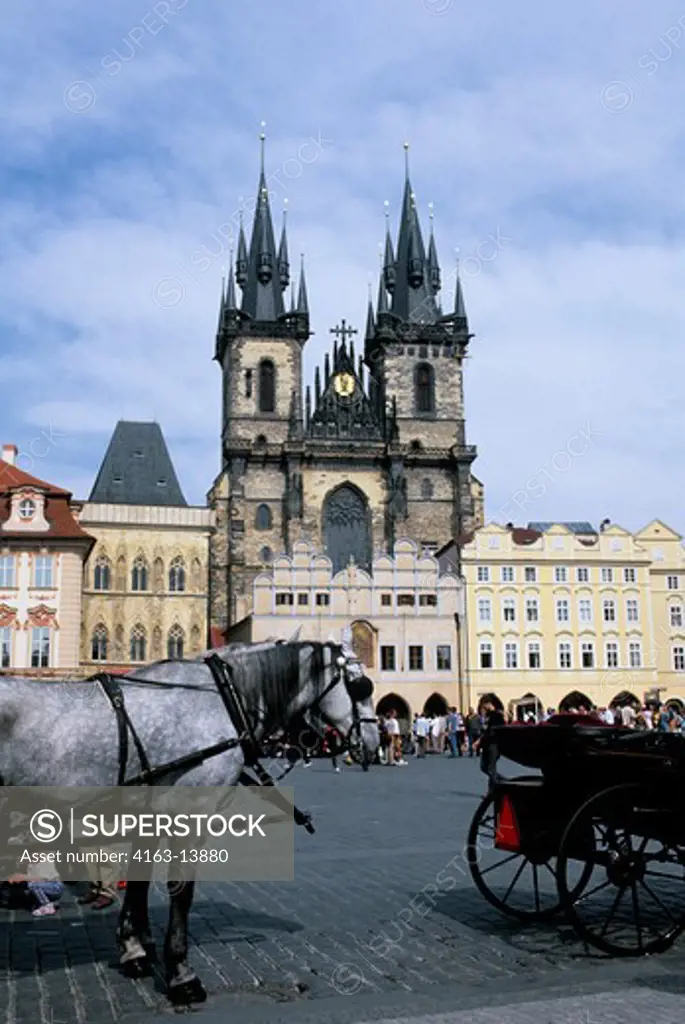 CZECH REPUBLIC, PRAGUE, OLD TOWN SQUARE WITH GOTHIC CHURCH OF OUR LADY BEFORE TYN, HORSE CARRIAGE