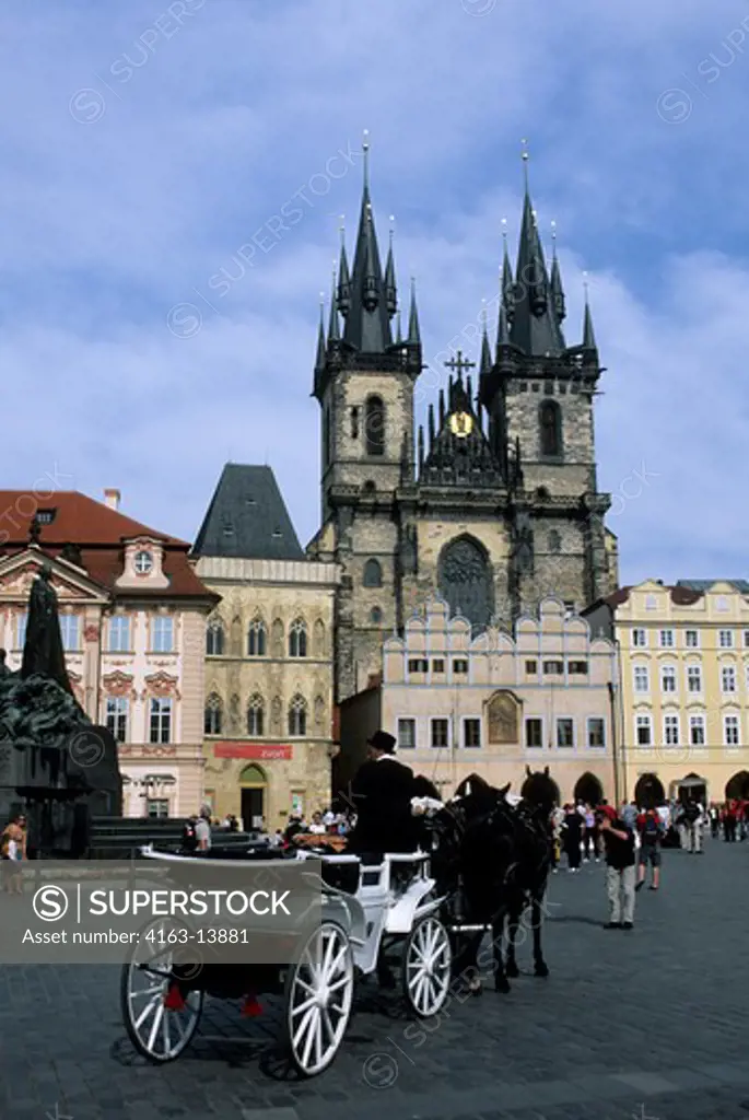 CZECH REPUBLIC, PRAGUE, OLD TOWN SQUARE WITH GOTHIC CHURCH OF OUR LADY BEFORE TYN, HORSE CARRIAGE