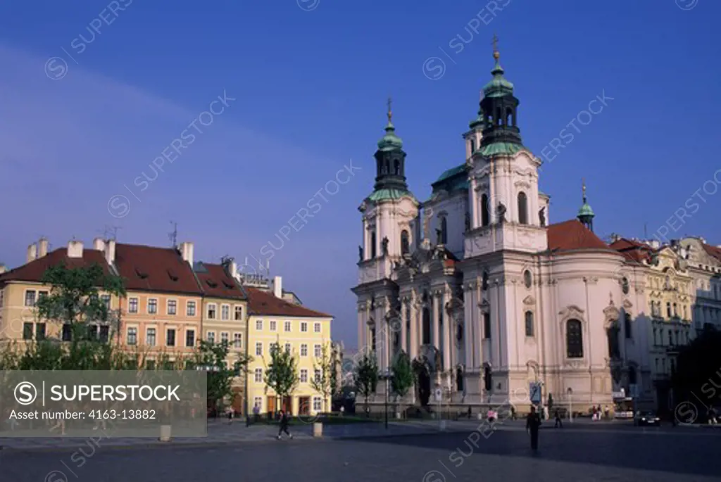 CZECH REPUBLIC, PRAGUE, OLD TOWN SQUARE WITH ST. NICHOLAS'S CHURCH