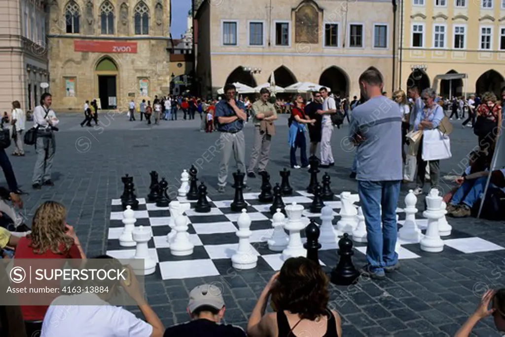 CZECH REPUBLIC, PRAGUE, OLD TOWN SQUARE, PEOPLE PLAYING GIANT CHESS GAME