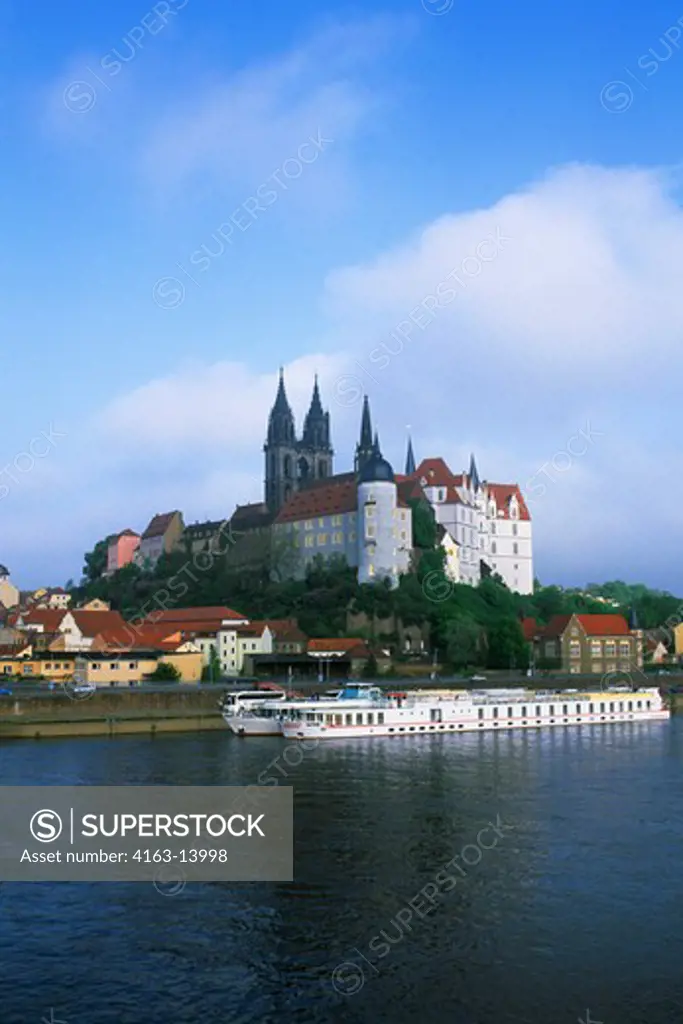 GERMANY, MEISSEN, ELBE RIVER, VIEW OF ALBRECHTSBURG CASTLE AND MEISSEN'S GOTHIC CATHEDRAL