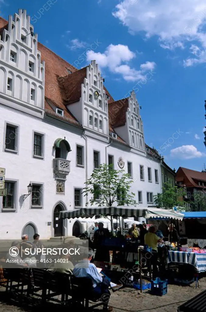 GERMANY, MEISSEN, MARKET SQUARE, MARKET DAY, CITY HALL IN BACKGROUND
