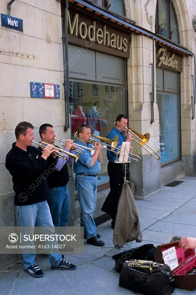 GERMANY, MEISSEN, MARKET SQUARE, MARKET DAY, STREET MUSICIANS FROM RUSSIA