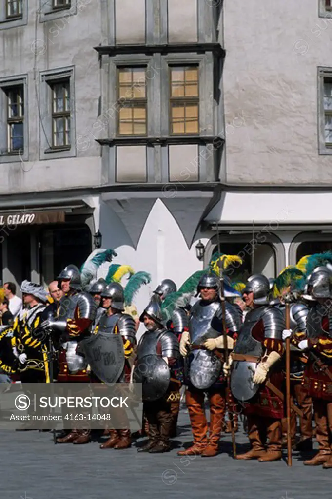 GERMANY, TORGAU, MARKET SQUARE, FESTIVAL, PEOPLE IN MEDIEVAL COSTUMES (KNIGHTS)