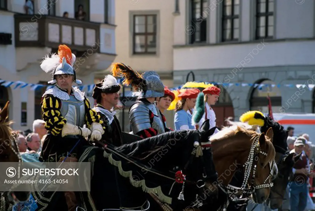 GERMANY, TORGAU, MARKET SQUARE, FESTIVAL, PEOPLE IN MEDIEVAL COSTUMES (KNIGHTS), HORSES