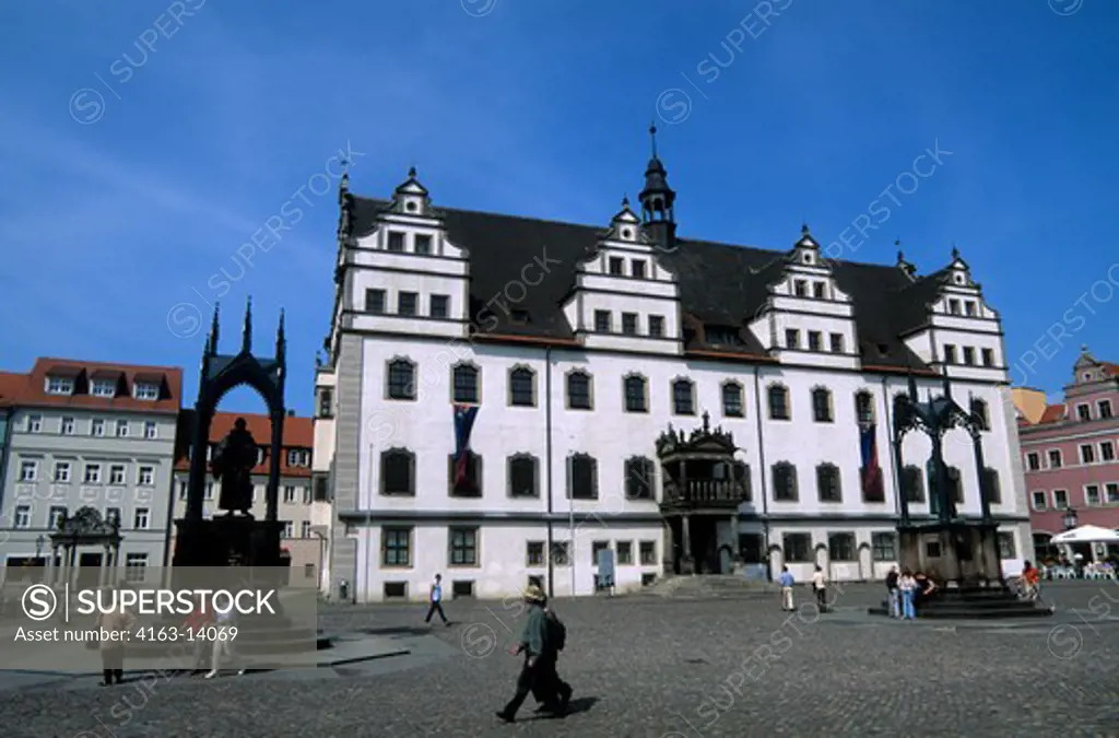 GERMANY, WITTENBERG, MARKET SQUARE WITH TOWN HALL