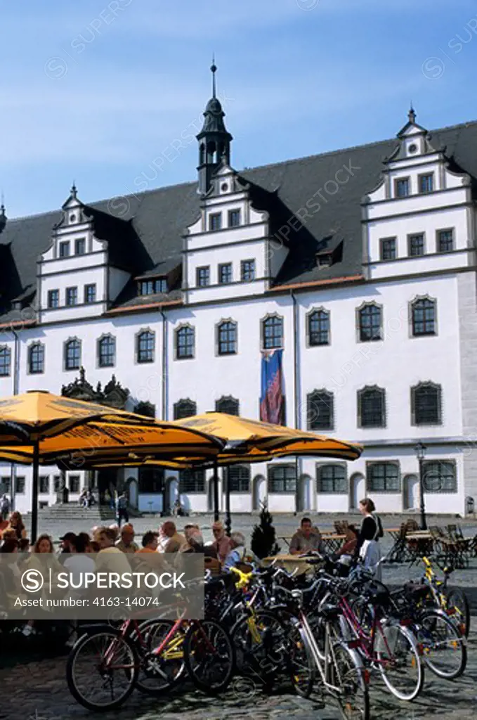 GERMANY, WITTENBERG, MARKET SQUARE, SIDEWALK CAFE, TOWN HALL IN BACKGROUND