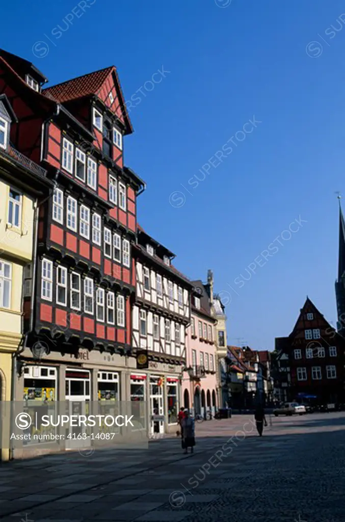 GERMANY, NEAR MAGDEBURG, QUEDLINBURG (UNESCO WORLD HERITAGE SITE), MARKET SQUARE, HALF TIMBERED HOUSES