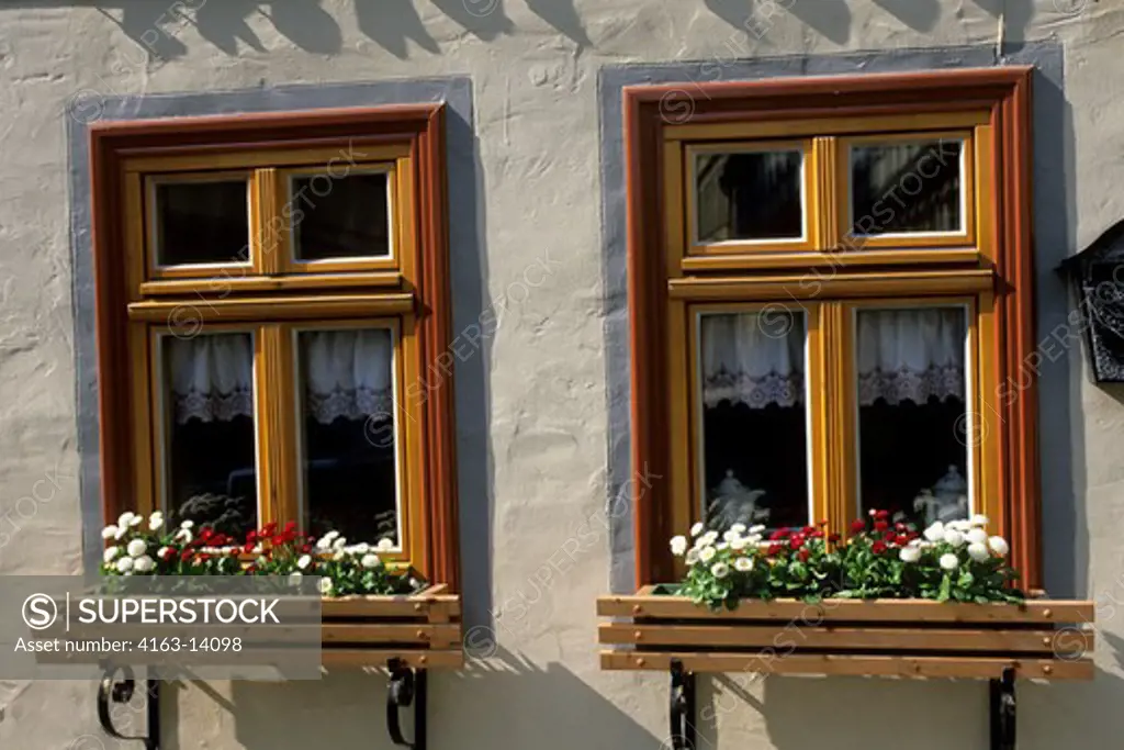 GERMANY, NEAR MAGDEBURG, QUEDLINBURG (UNESCO WORLD HERITAGE SITE), HALF TIMBERED HOUSE FROM 1660, WINDOWS