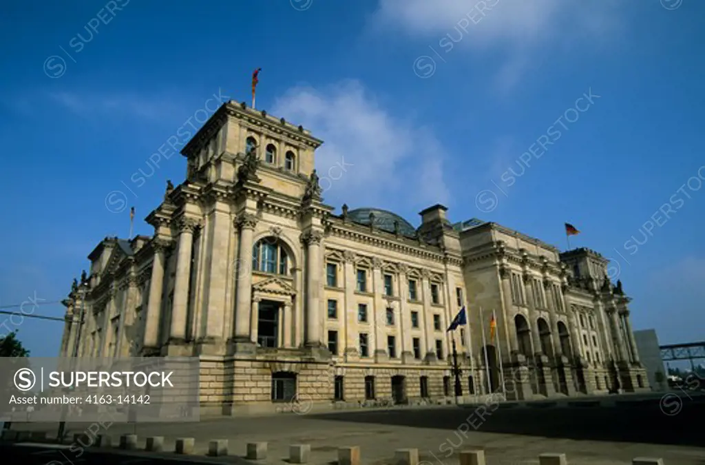 GERMANY, BERLIN, VIEW OF REICHSTAG BUILDING