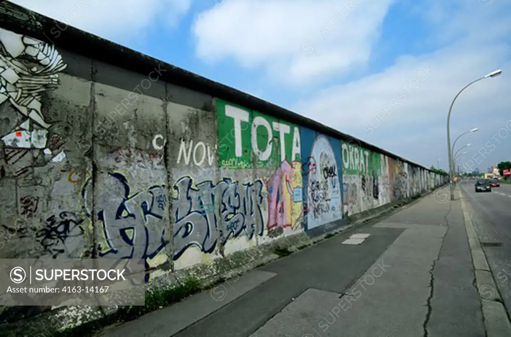 GERMANY, BERLIN, KREUZBERG, REMAINS OF BERLIN WALL, GRAFFITI