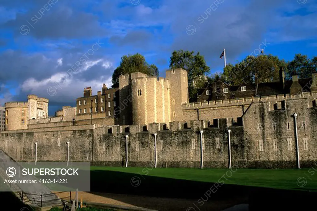 GREAT BRITAIN, LONDON, RIVER THAMES, VIEW OF TOWER OF LONDON