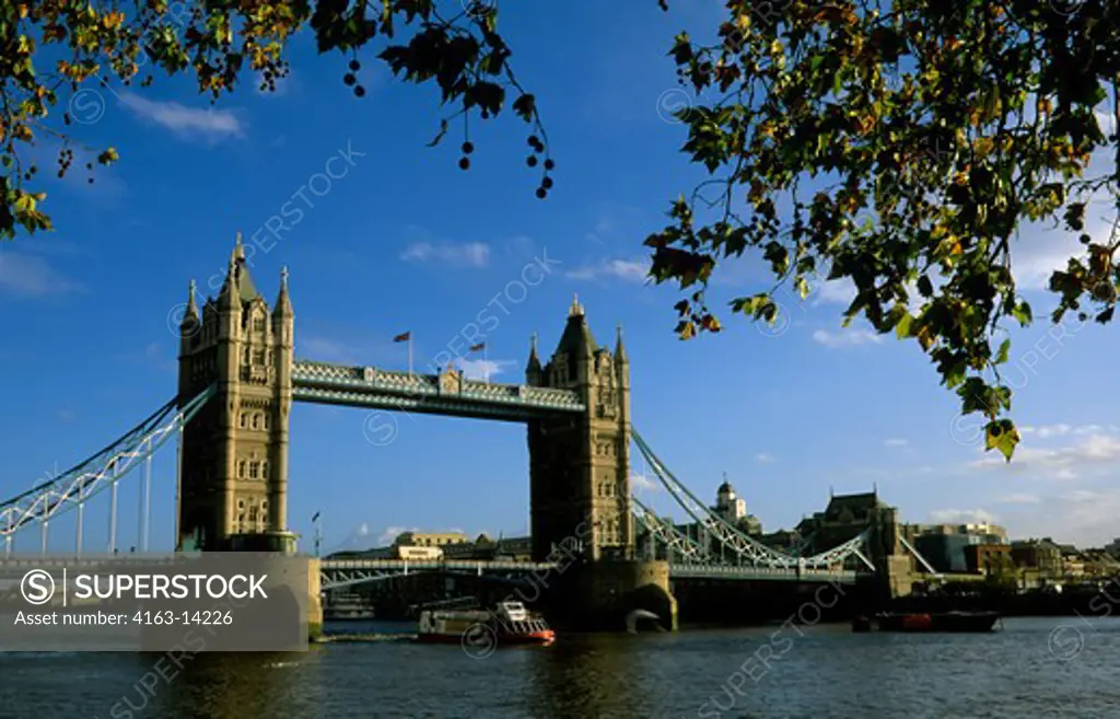 GREAT BRITAIN, LONDON, RIVER THAMES, TOWER BRIDGE