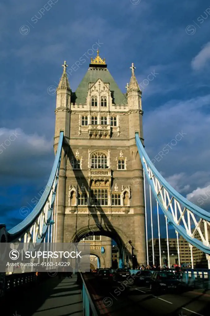 GREAT BRITAIN, LONDON, RIVER THAMES, TOWER BRIDGE