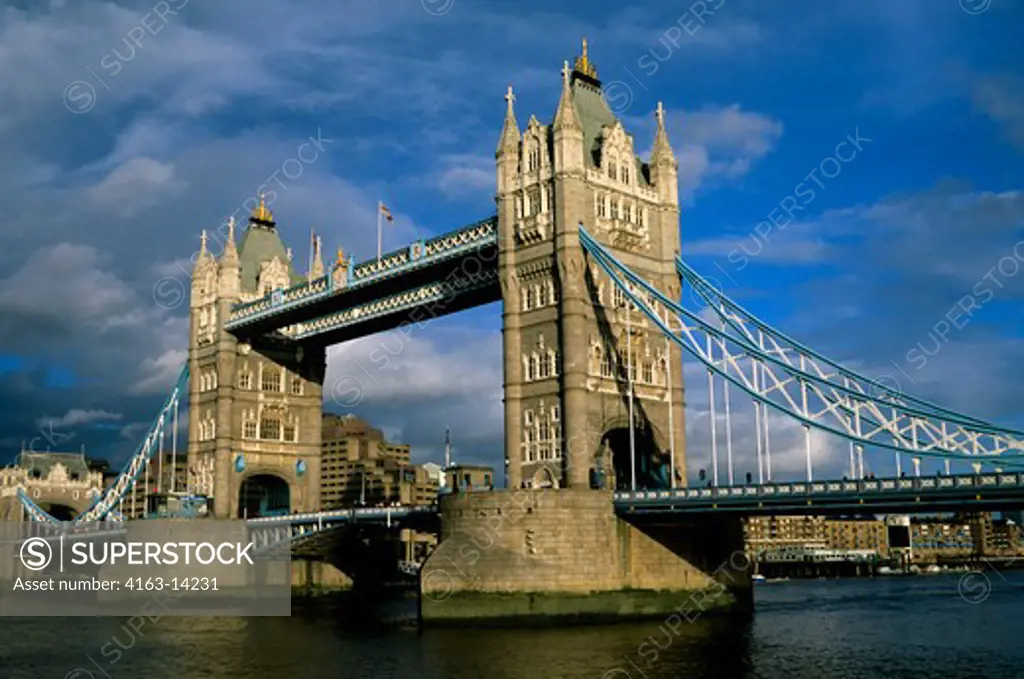 GREAT BRITAIN, LONDON, RIVER THAMES, TOWER BRIDGE